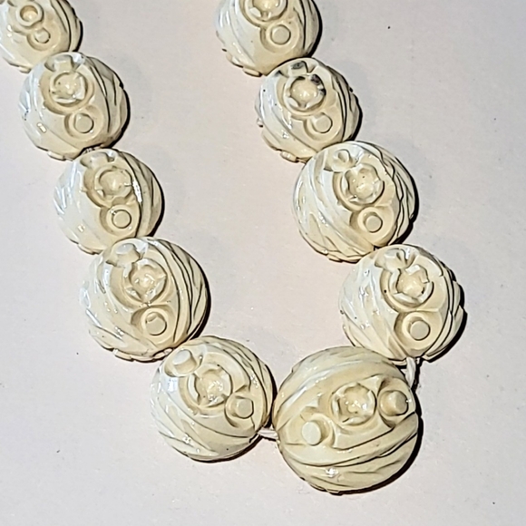 EARLY PLASTIC CARVED BEAD NECKLACE - BARREL CLASP - IVORY COLOR - Picture 3 of 8